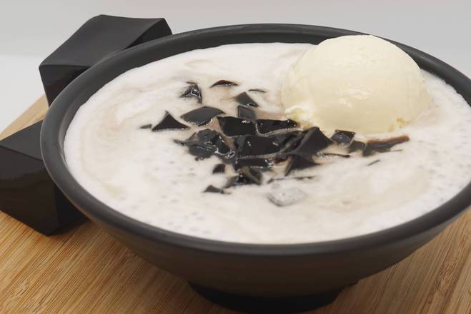J4. Grass Jelly Sago in Coconut Milk with Ice Cream 雪糕涼粉椰汁西米露